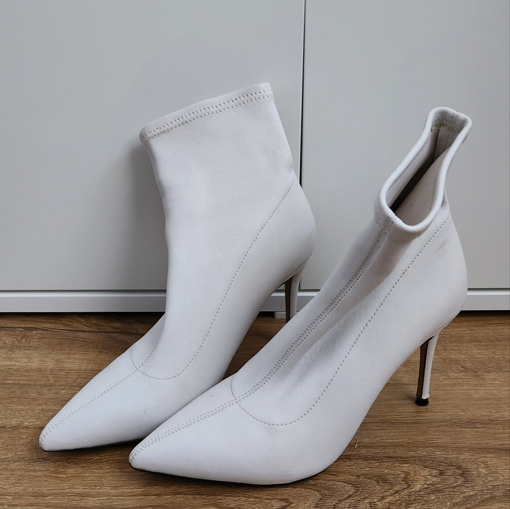 While ankle boots size 6 1/2